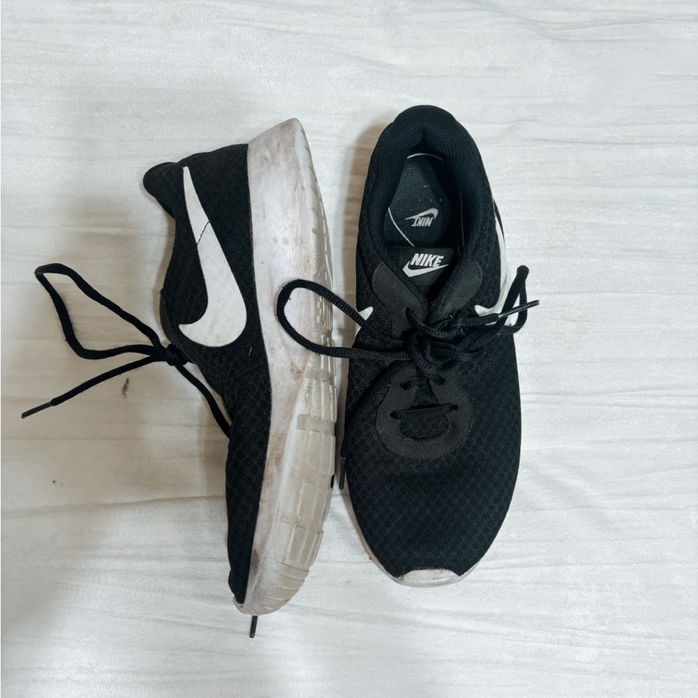Black Nike Shoes